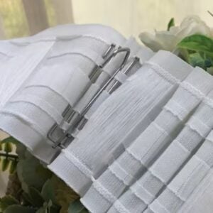 Háček na závěsy pro 8,5cm řasící pásku Háček na závěsy pro 8,5cm řasící pásku