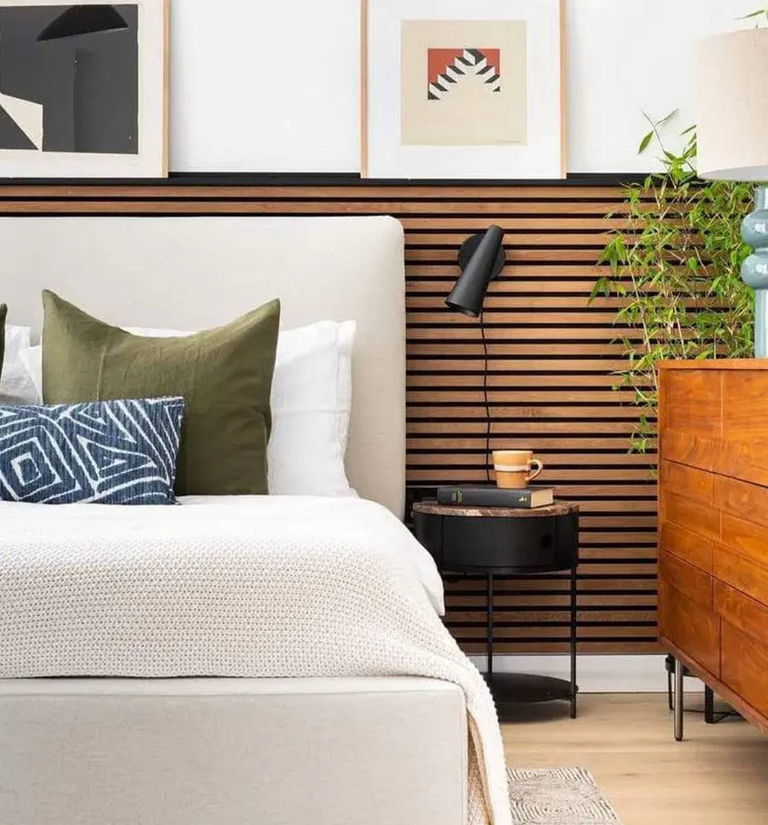 Moderní ložnice s lamelovým dřevěným panelem za postelí – inspirativní ukázka pro nápady na akustické panely.