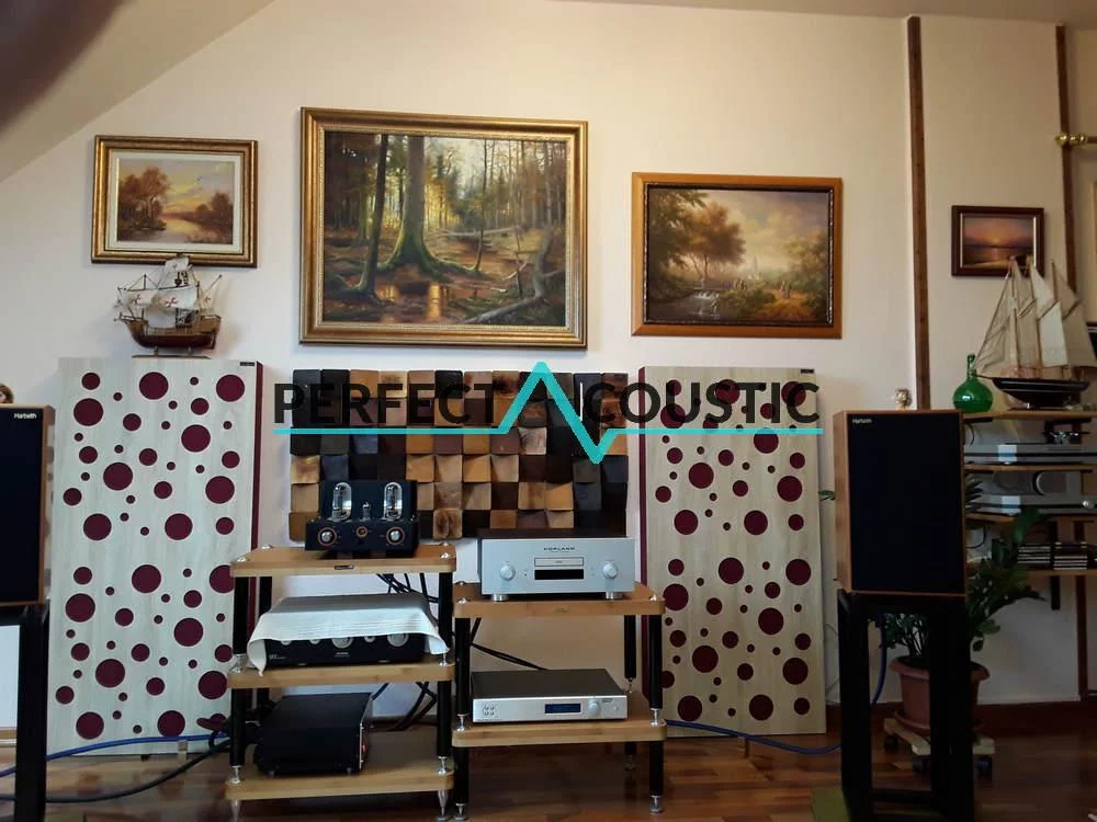 Různé akustické panely v hudební místnosti