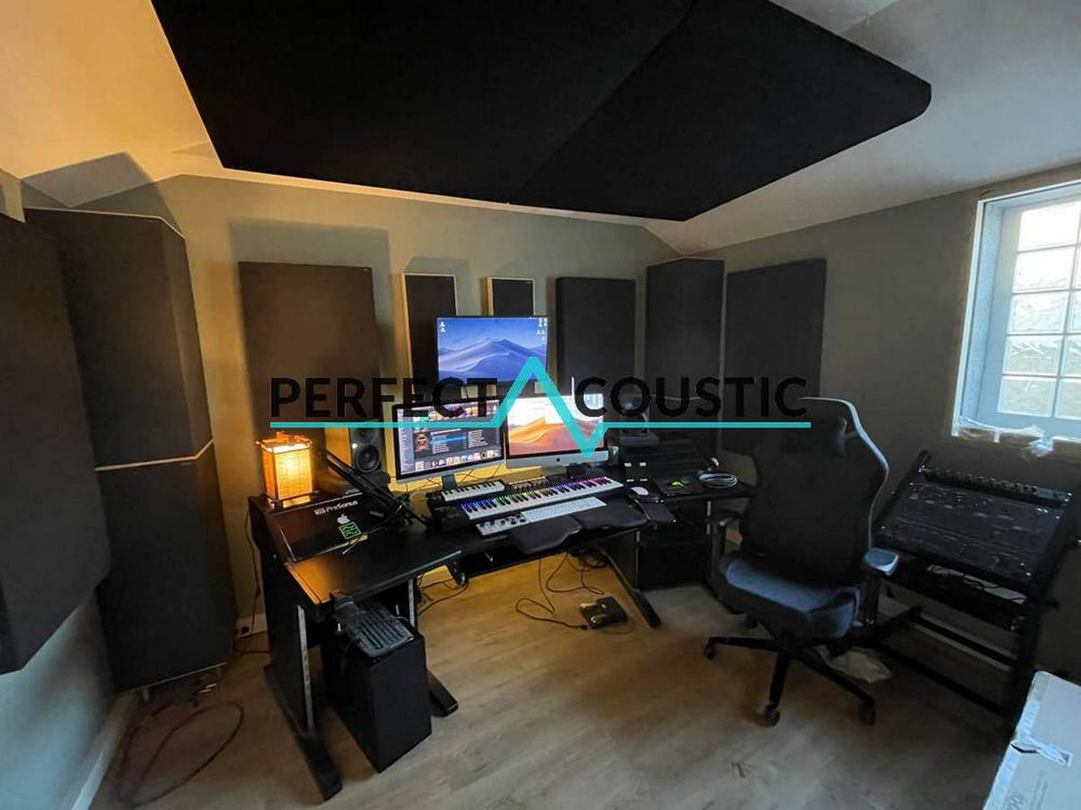 Studio s basovými pastmi a akustickými panely