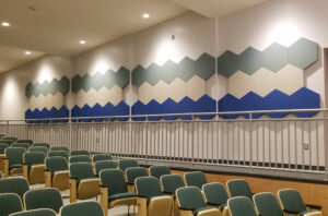 Vzorované šestihranné akustické panely v přednáškovém sále