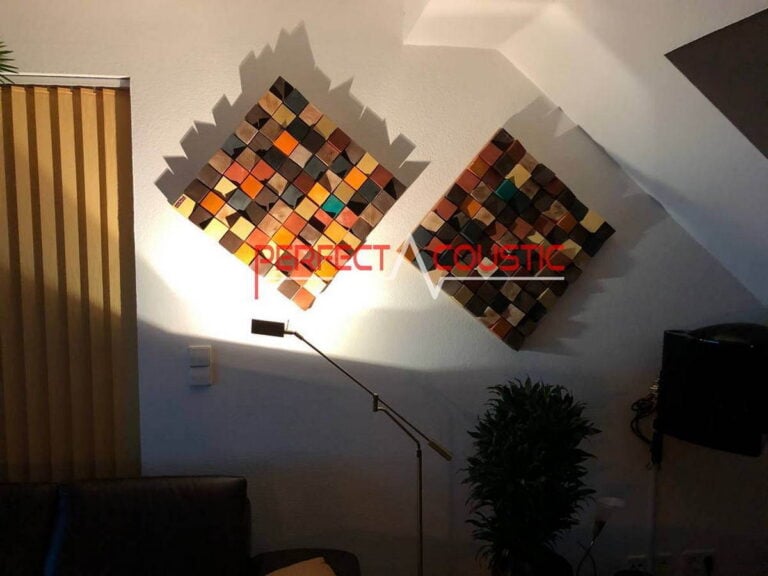 Dekorativní akustické panely na míru v elegantním obývacím pokoji pro klidnější akustiku a moderní vzhled.