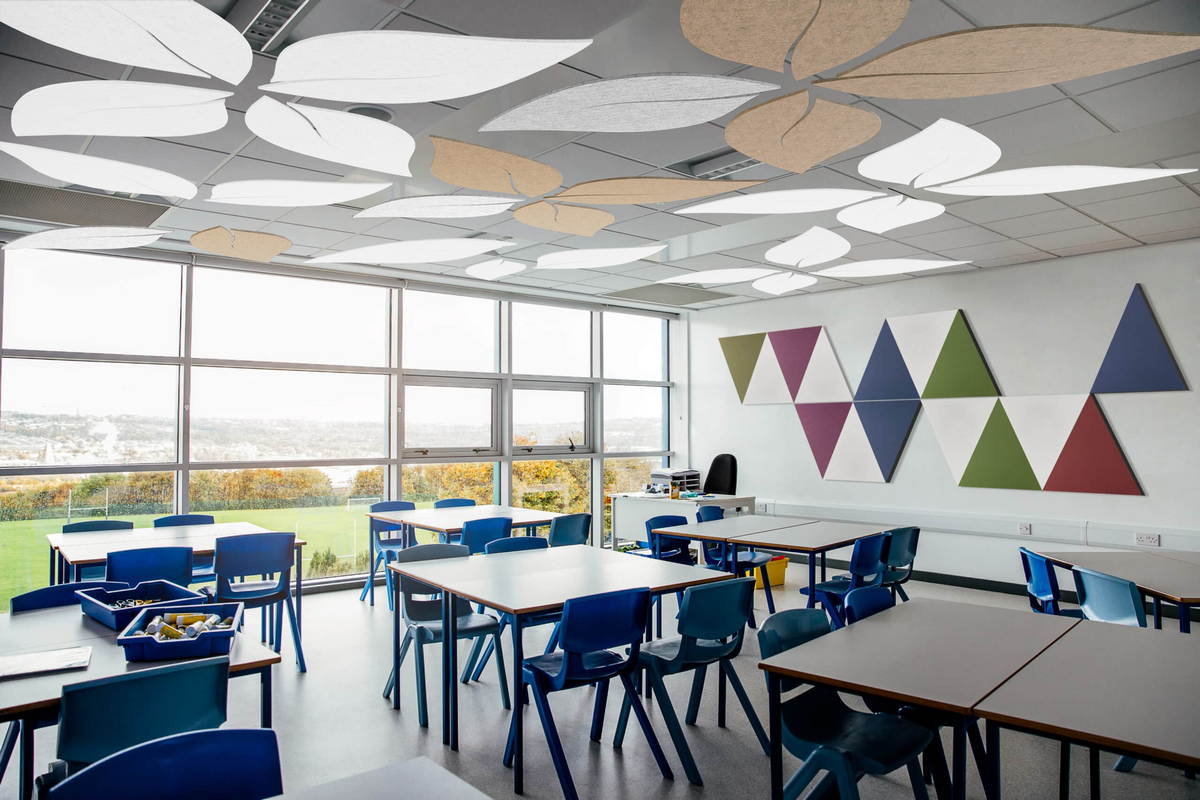 Designové akustické panely na stropě školní učebny
