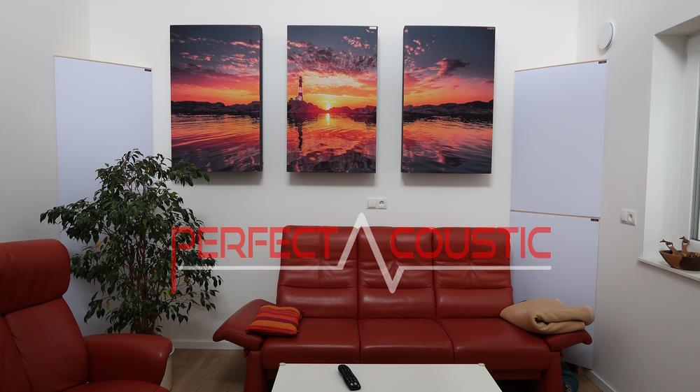 akustické panely namontované na stěně a basové pasti umístěné v rozích místnosti