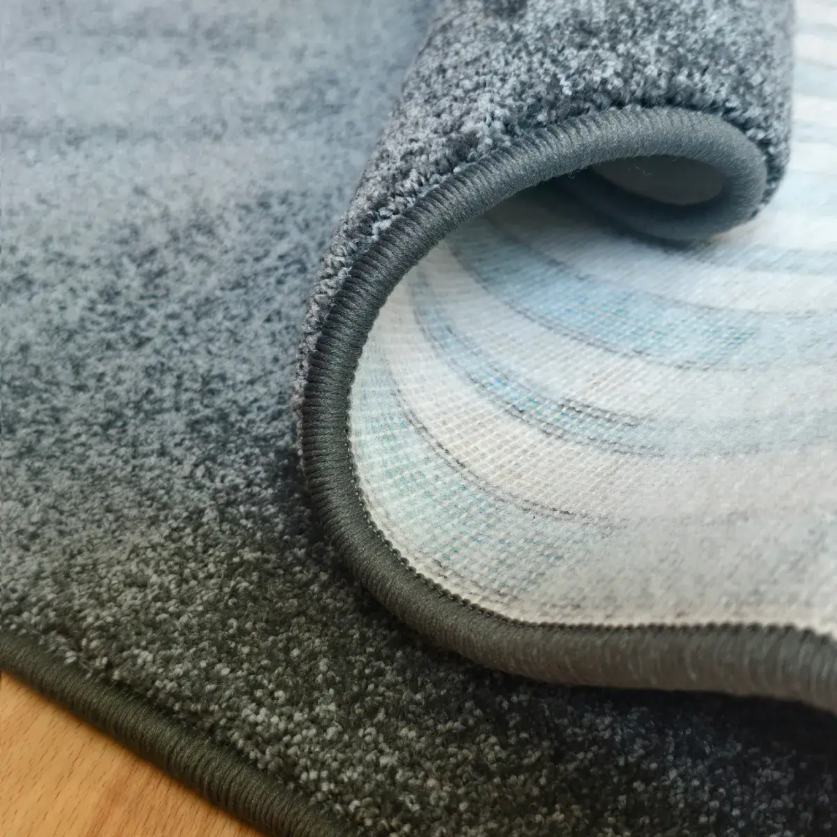 Koberec Aurora antracit přeložený, přední a tkaná zadní strana