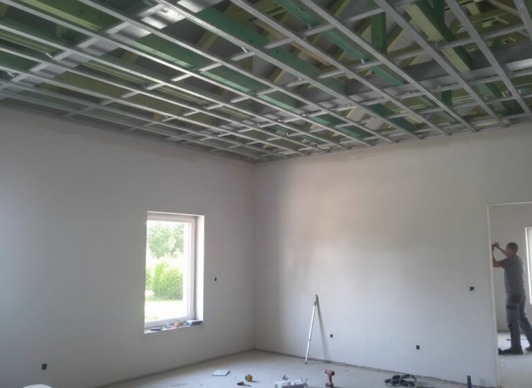 Kovová konstrukce připravená pro zavěšený podhled se zvukovou izolací