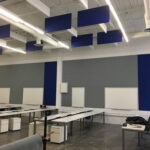 modré stropní panely v hale