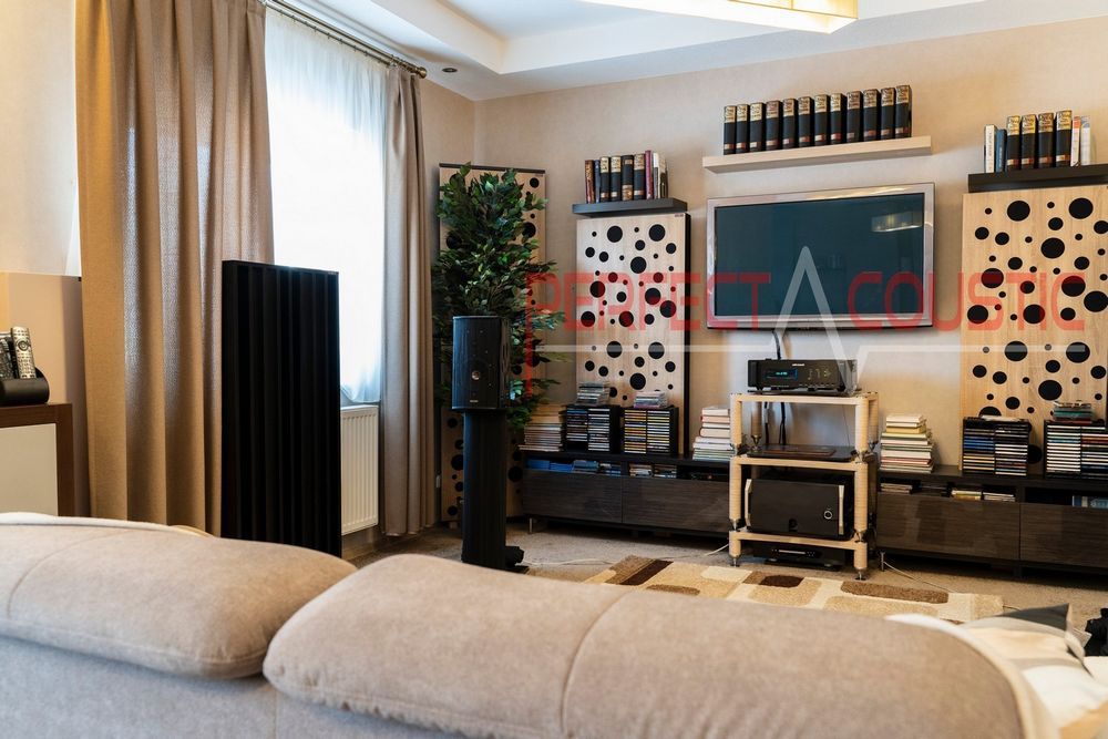 obývací pokoj s akustickými panely