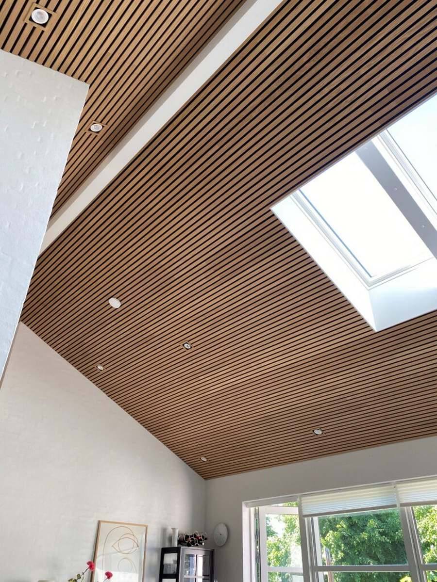 Závěsné černé akustické panely instalované pod stropem