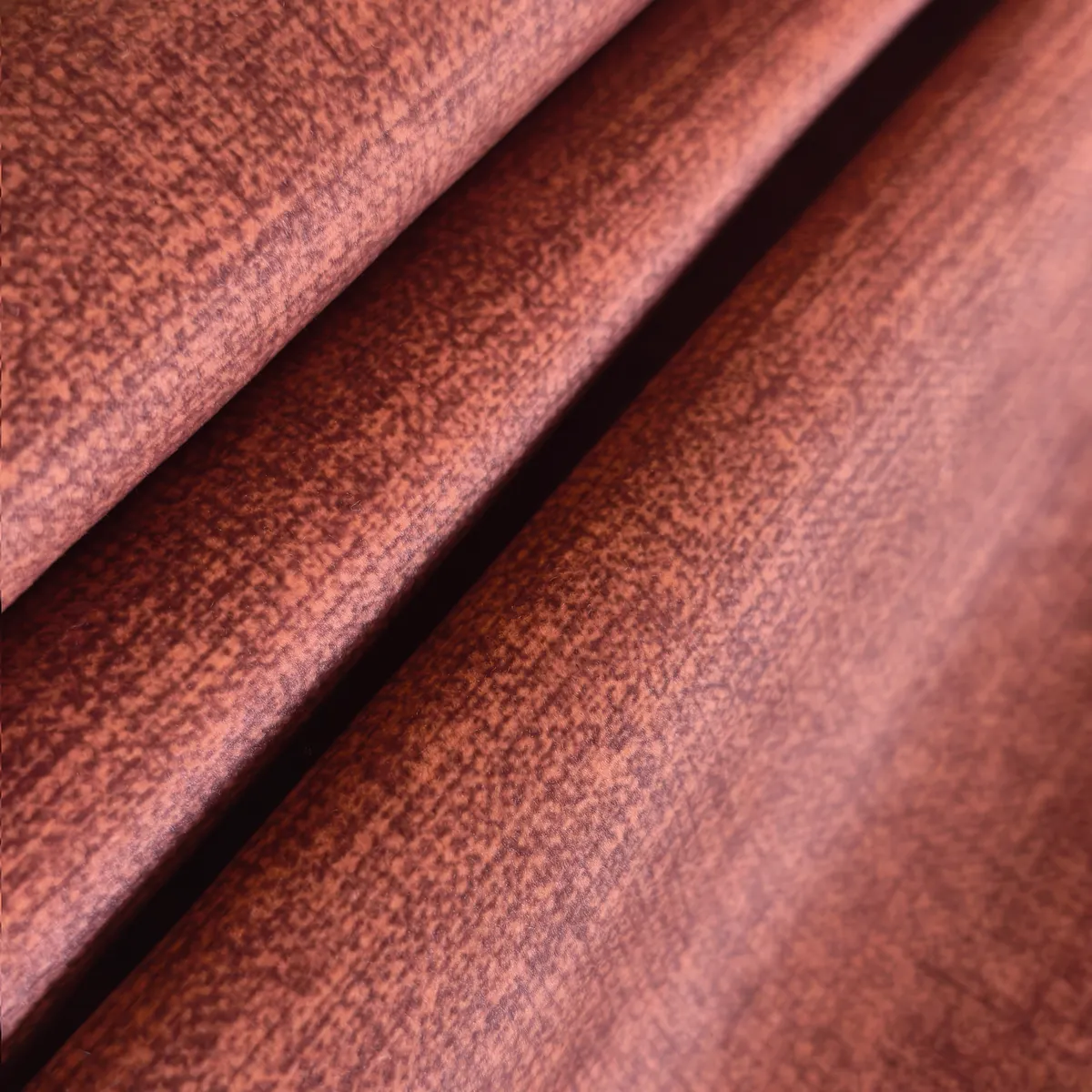 Detail rezavé textilie Ross s výraznou strukturou a vrstveným uspořádáním materiálu