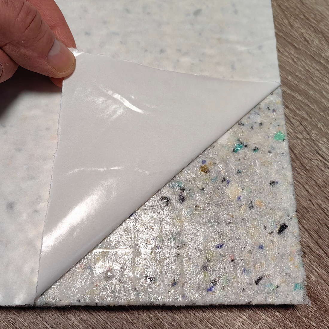 Samolepicí zadní strana panelu pro zvukovou izolaci stropu lepením