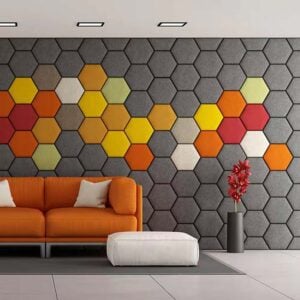 zvukově pohltivé panely v různých barvách na stěně.